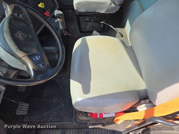 image for item DT7755 2007 International  8600 semi truck