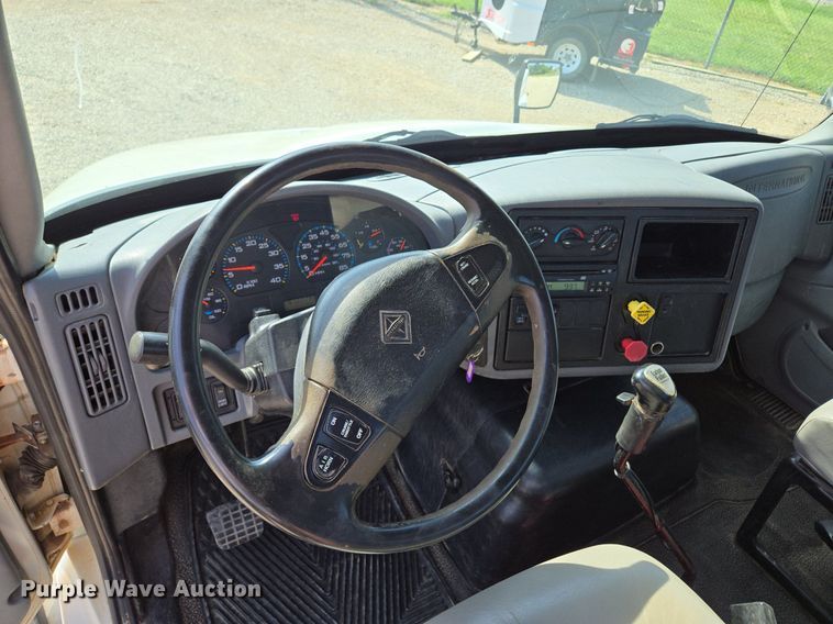 image for item DT7755 2007 International  8600 semi truck