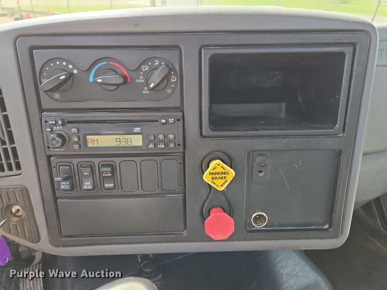 image for item DT7755 2007 International  8600 semi truck