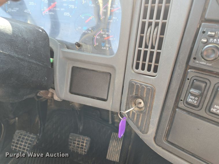 image for item DT7755 2007 International  8600 semi truck