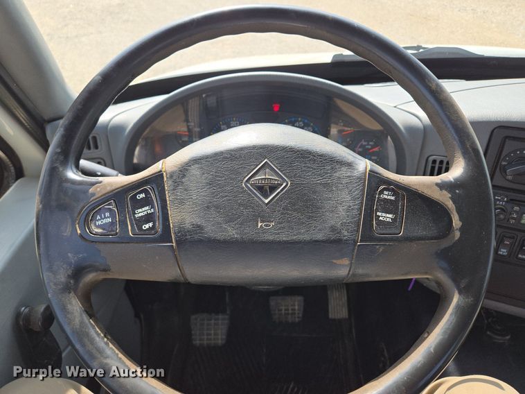 image for item DT7755 2007 International  8600 semi truck