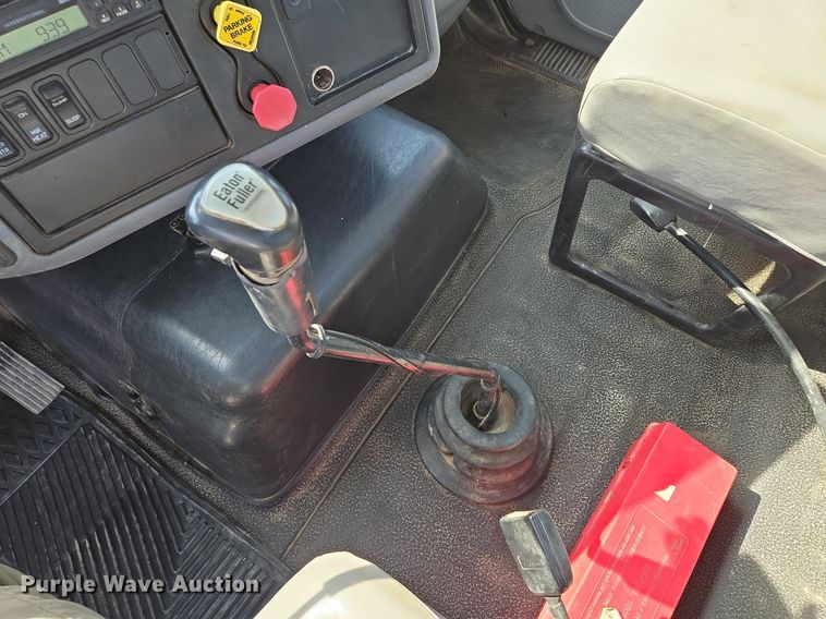 image for item DT7755 2007 International  8600 semi truck