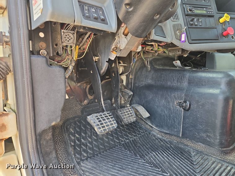 image for item DT7755 2007 International  8600 semi truck