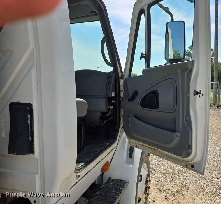 image for item DT7755 2007 International  8600 semi truck