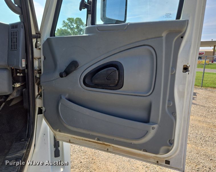 image for item DT7755 2007 International  8600 semi truck