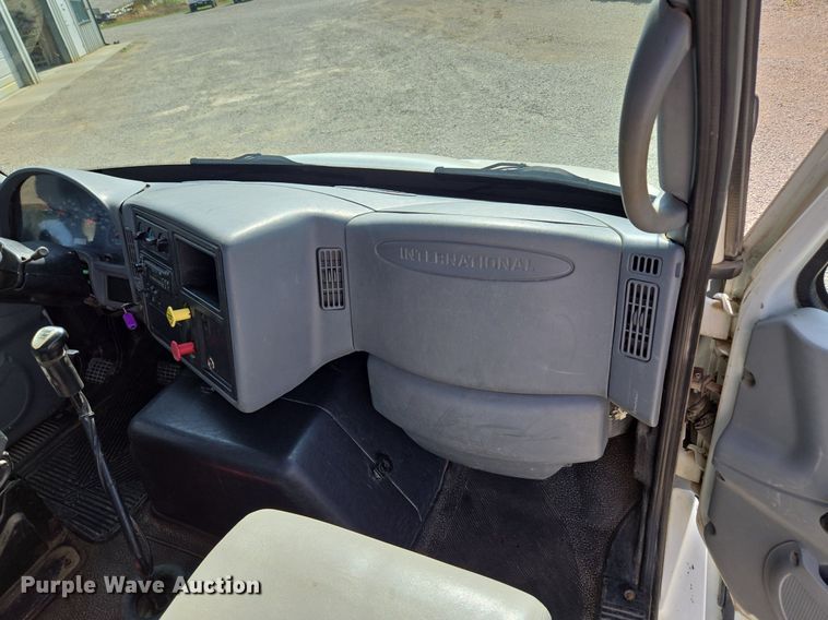 image for item DT7755 2007 International  8600 semi truck