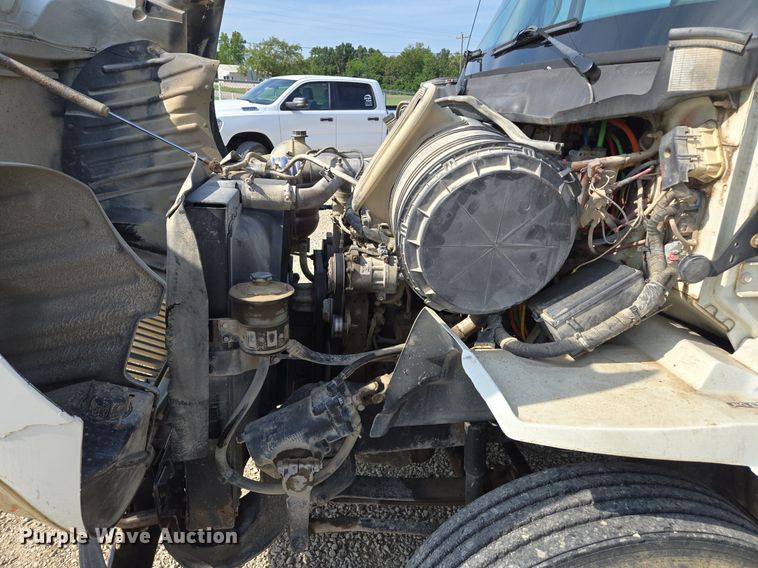 image for item DT7755 2007 International  8600 semi truck