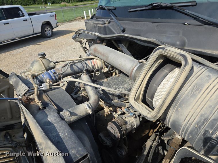 image for item DT7755 2007 International  8600 semi truck