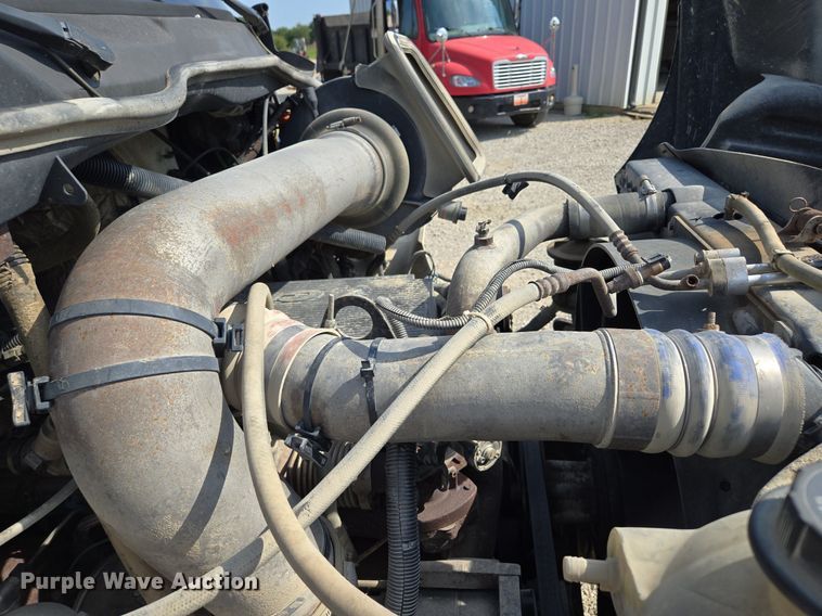 image for item DT7755 2007 International  8600 semi truck