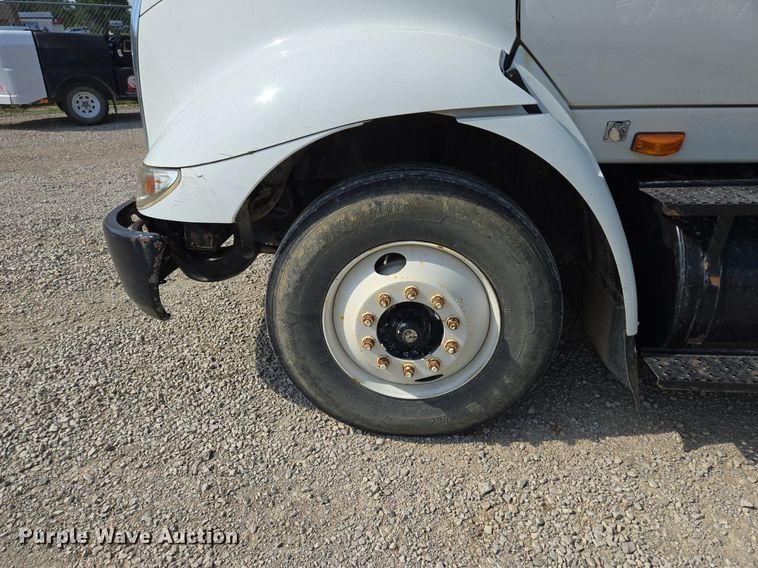 image for item DT7755 2007 International  8600 semi truck