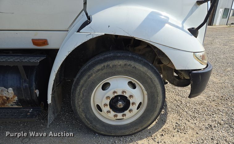 image for item DT7755 2007 International  8600 semi truck