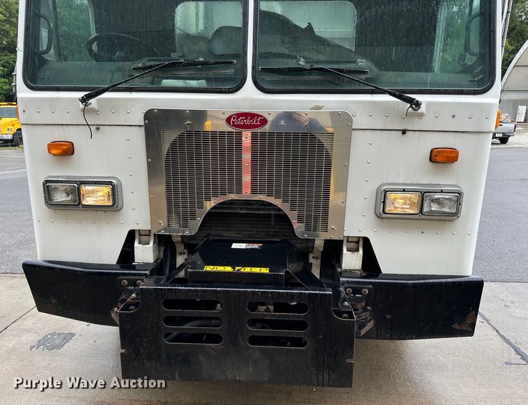 image for item EH4406 2010 Peterbilt 320 refuse truck