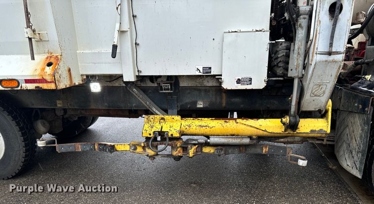 image for item EH4406 2010 Peterbilt 320 refuse truck
