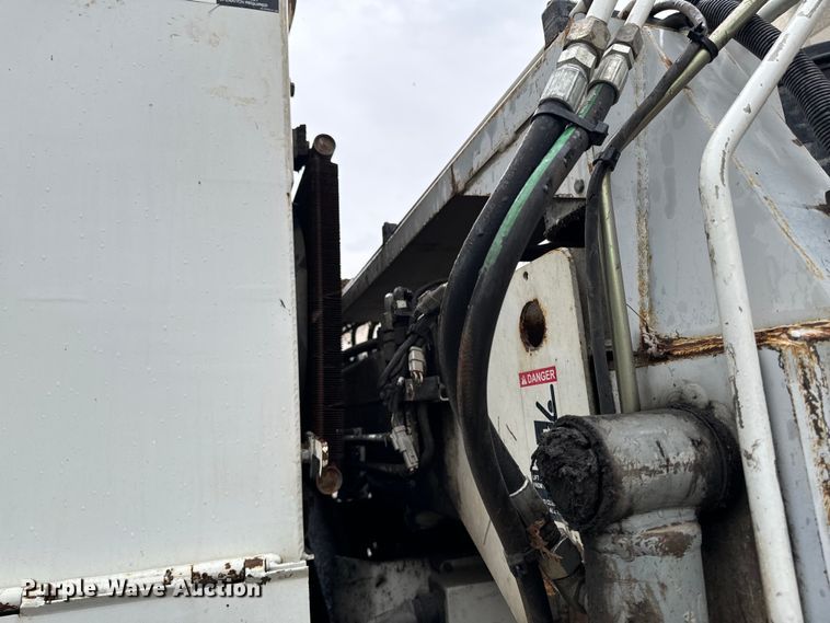 image for item EH4406 2010 Peterbilt 320 refuse truck