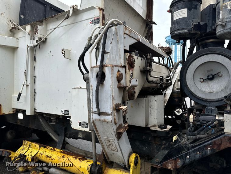 image for item EH4406 2010 Peterbilt 320 refuse truck