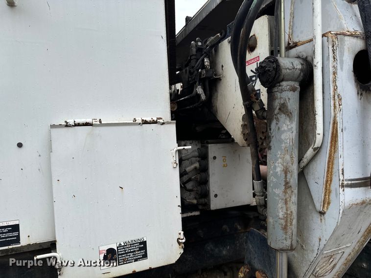 image for item EH4406 2010 Peterbilt 320 refuse truck