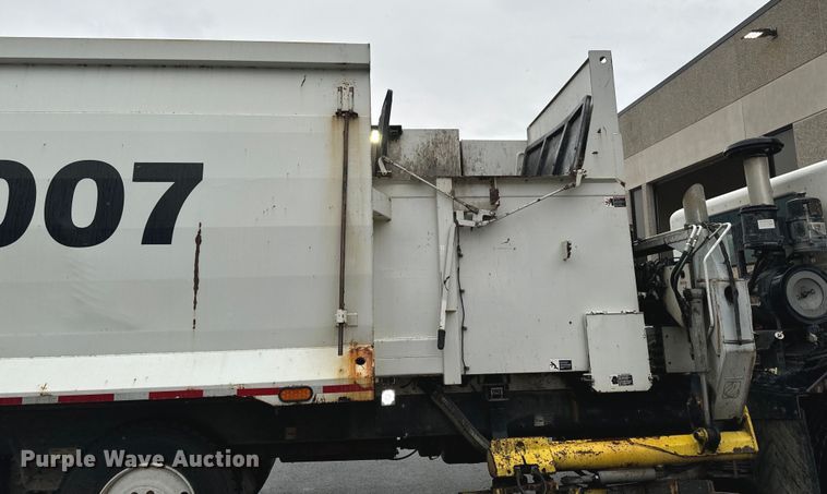 image for item EH4406 2010 Peterbilt 320 refuse truck