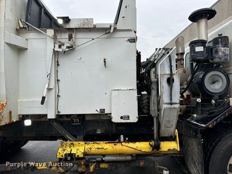 image for item EH4406 2010 Peterbilt 320 refuse truck