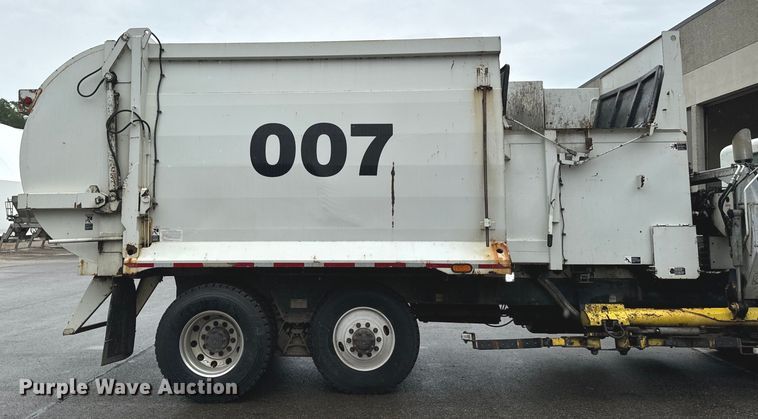 image for item EH4406 2010 Peterbilt 320 refuse truck