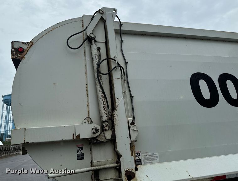 image for item EH4406 2010 Peterbilt 320 refuse truck