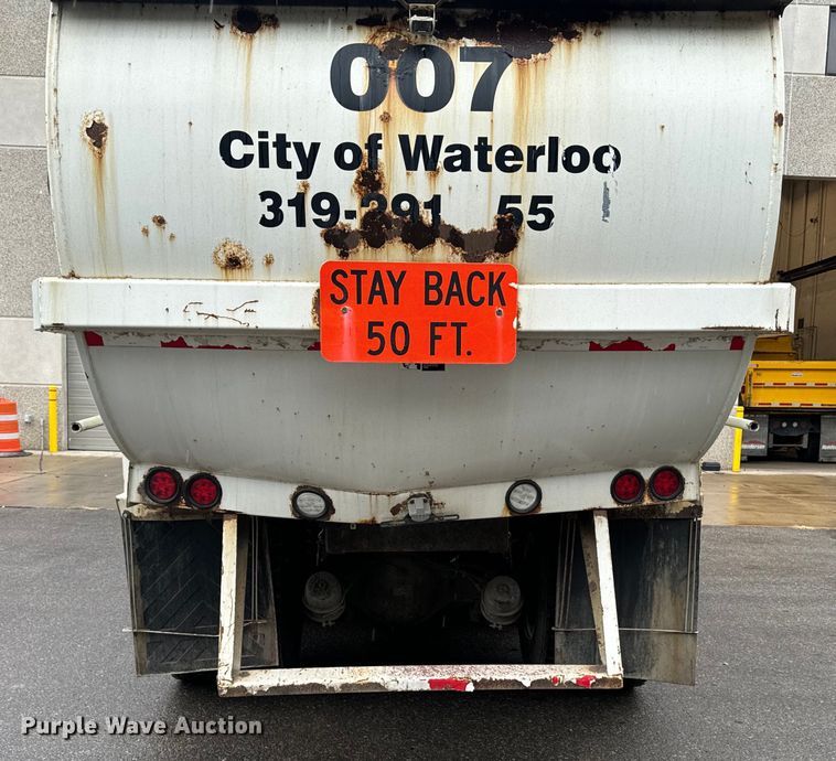 image for item EH4406 2010 Peterbilt 320 refuse truck