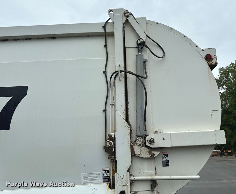 image for item EH4406 2010 Peterbilt 320 refuse truck