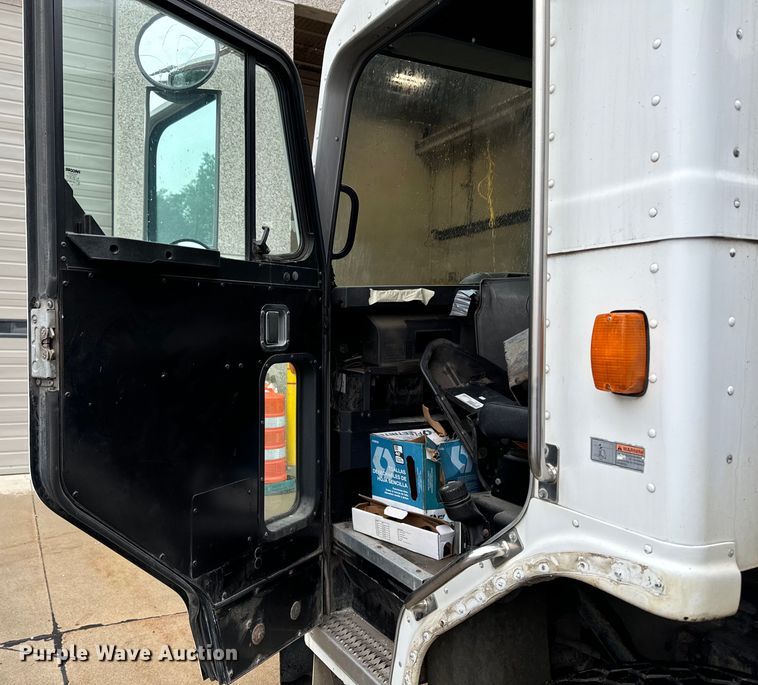 image for item EH4406 2010 Peterbilt 320 refuse truck