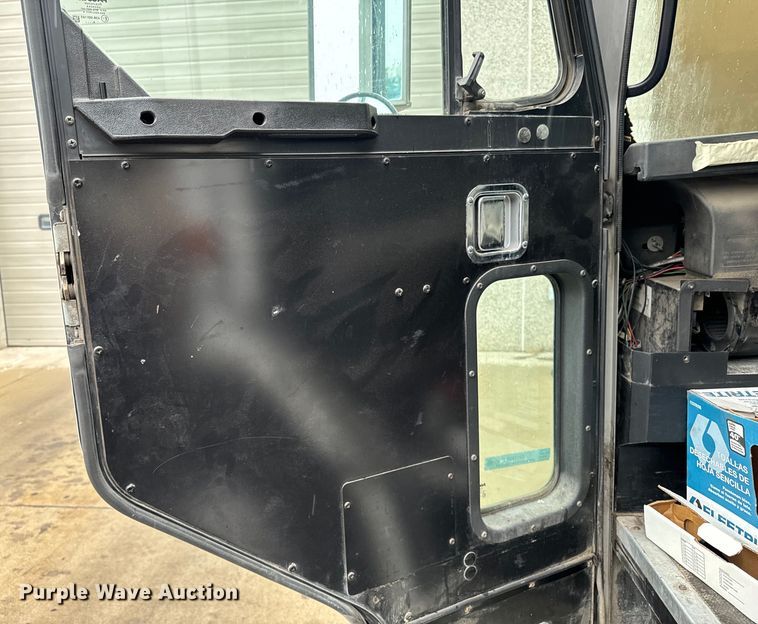 image for item EH4406 2010 Peterbilt 320 refuse truck