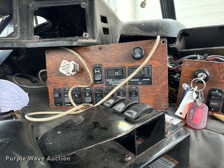 image for item EH4406 2010 Peterbilt 320 refuse truck