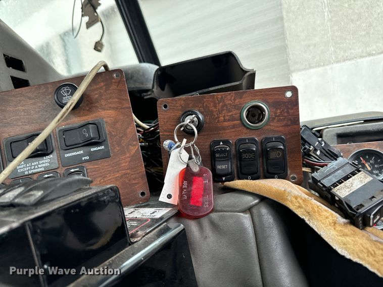 image for item EH4406 2010 Peterbilt 320 refuse truck