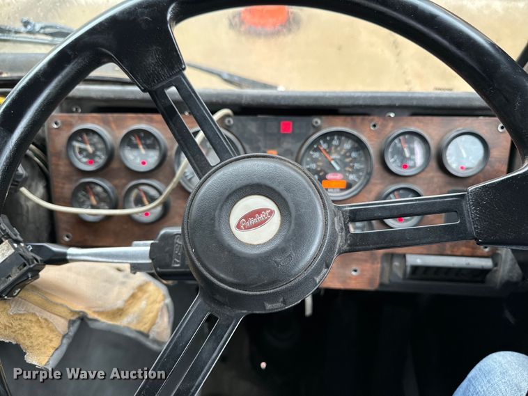 image for item EH4406 2010 Peterbilt 320 refuse truck