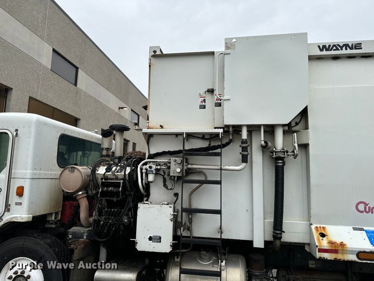 image for item EH4406 2010 Peterbilt 320 refuse truck