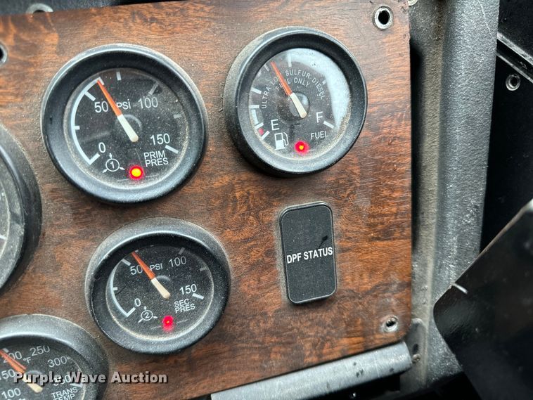 image for item EH4406 2010 Peterbilt 320 refuse truck