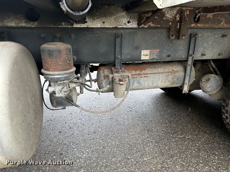 image for item EH4406 2010 Peterbilt 320 refuse truck