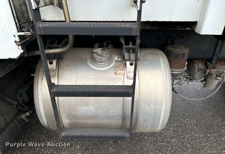 image for item EH4406 2010 Peterbilt 320 refuse truck