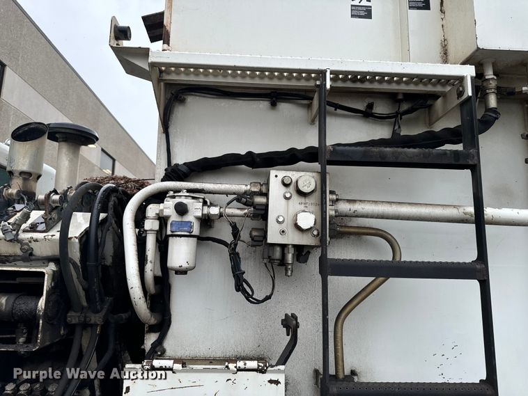 image for item EH4406 2010 Peterbilt 320 refuse truck