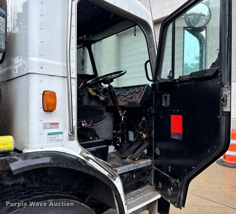 image for item EH4406 2010 Peterbilt 320 refuse truck