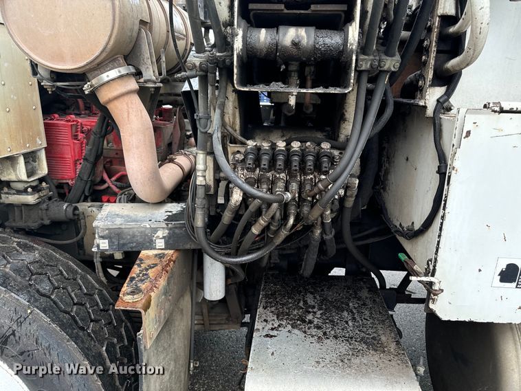 image for item EH4406 2010 Peterbilt 320 refuse truck