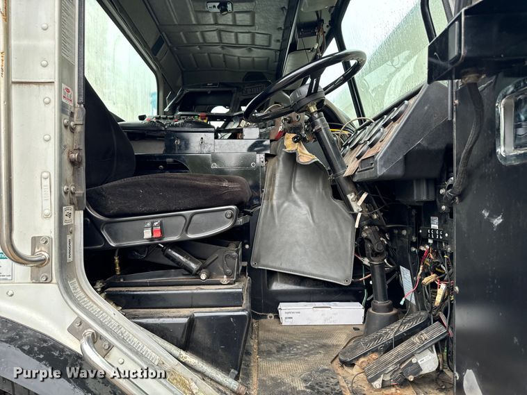 image for item EH4406 2010 Peterbilt 320 refuse truck