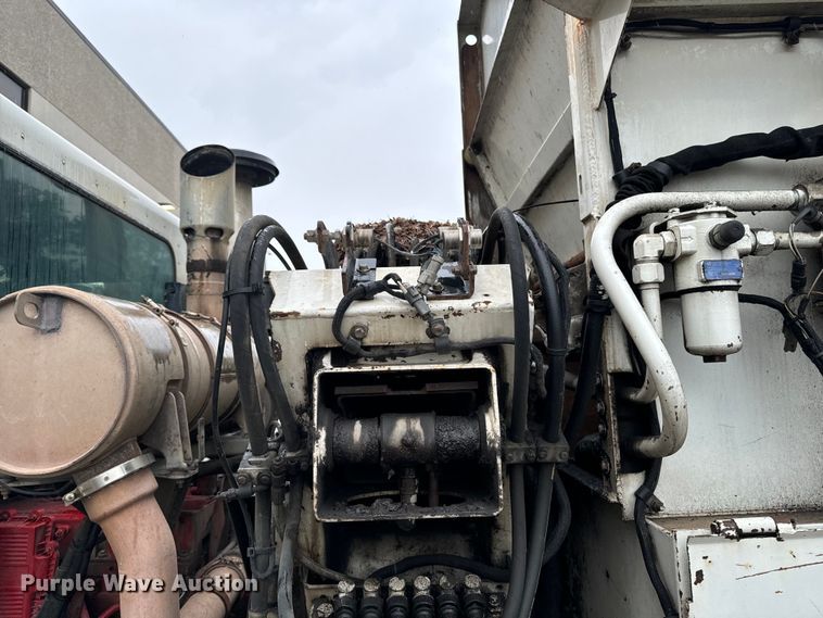 image for item EH4406 2010 Peterbilt 320 refuse truck