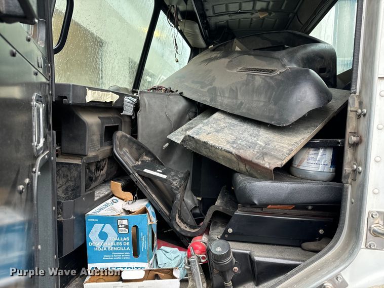 image for item EH4406 2010 Peterbilt 320 refuse truck