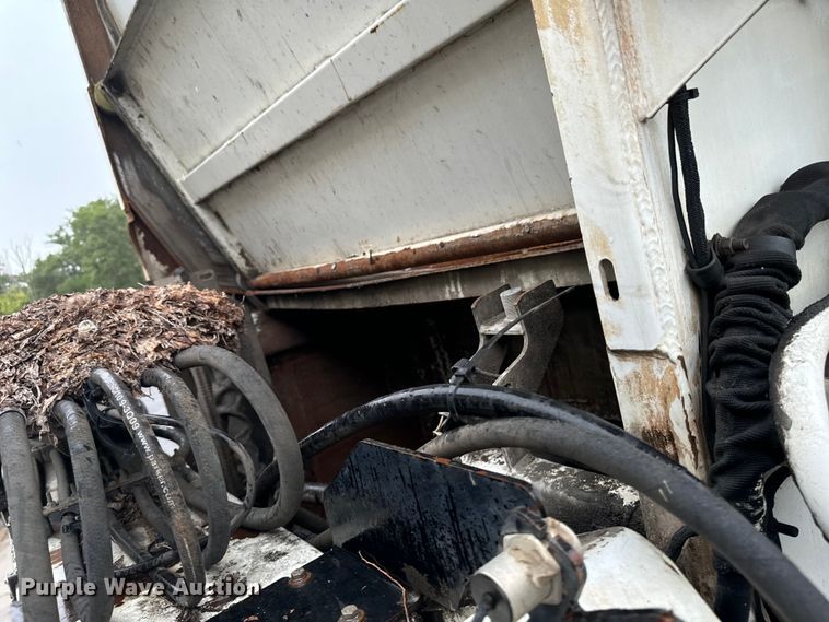 image for item EH4406 2010 Peterbilt 320 refuse truck