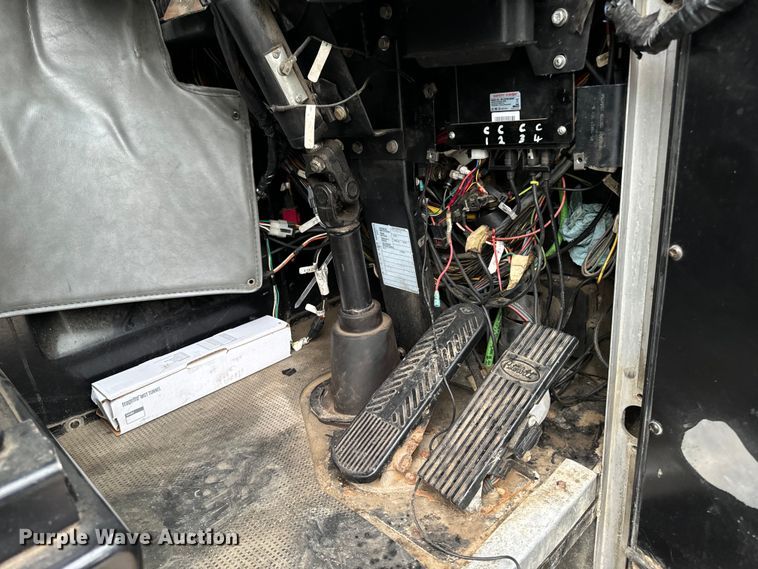 image for item EH4406 2010 Peterbilt 320 refuse truck