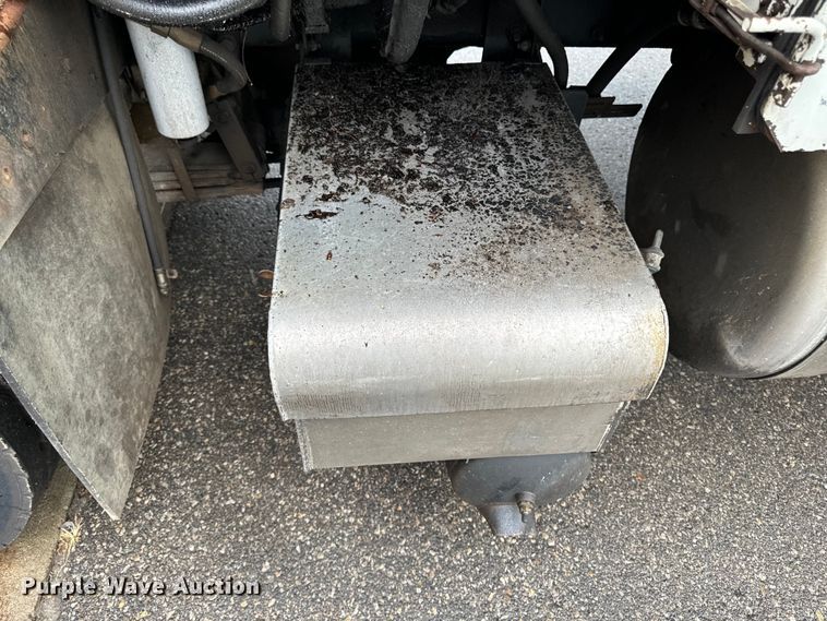 image for item EH4406 2010 Peterbilt 320 refuse truck