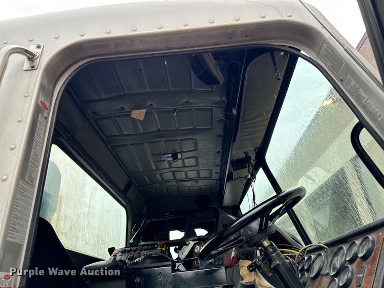 image for item EH4406 2010 Peterbilt 320 refuse truck