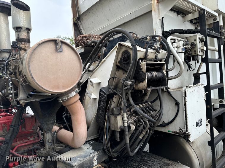 image for item EH4406 2010 Peterbilt 320 refuse truck