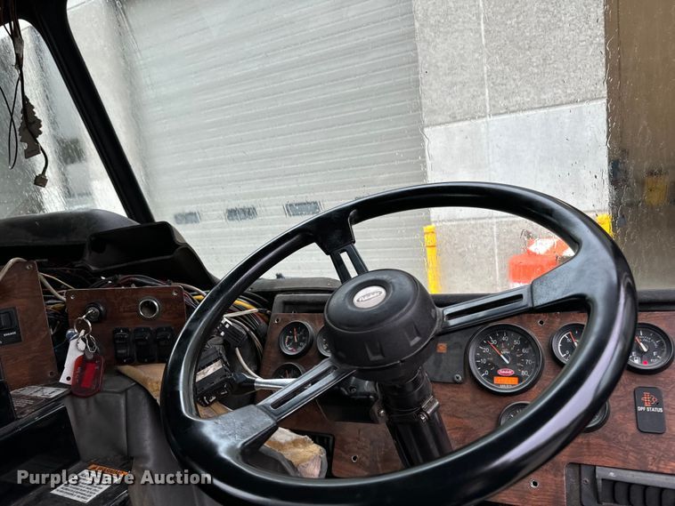 image for item EH4406 2010 Peterbilt 320 refuse truck