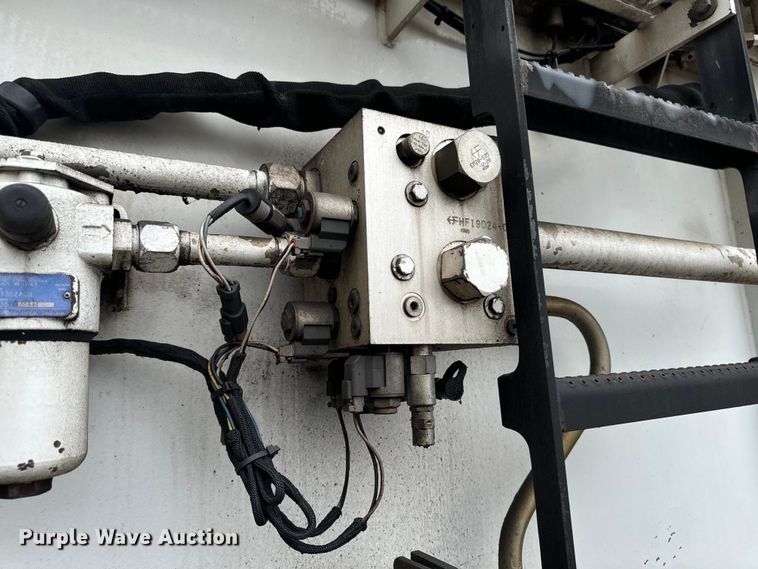 image for item EH4406 2010 Peterbilt 320 refuse truck