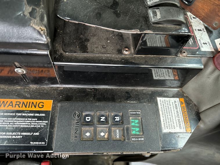 image for item EH4406 2010 Peterbilt 320 refuse truck