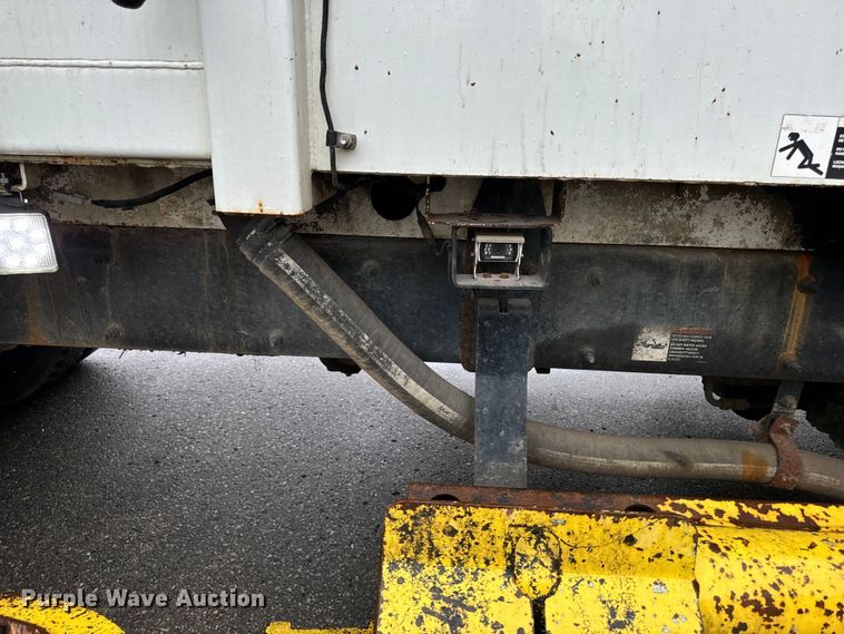 image for item EH4406 2010 Peterbilt 320 refuse truck